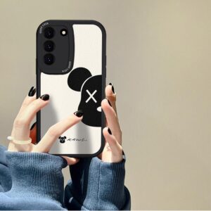 Étui Samsung Officiel KAWS - Motif Tête d’Ours Iconique Noir et Blanc